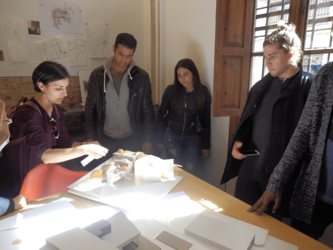 Estudiantes de arquitectura junto a Ana Ábalos en su estudio