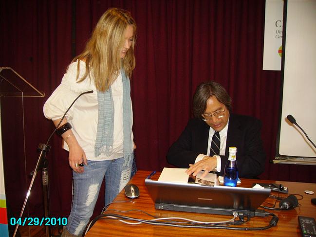 Hiroshi Tasaka, firma su último libro para la Biblioteca