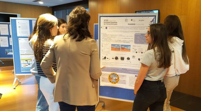 Expo Science: la importancia de la investigación La vicedecana de salud Paula Sánchez en una small-talk con un grupo de alumnas