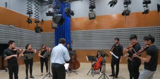 Grabación con emoción: la orquesta de Dentistry recopila sus mejores momentos musicales en formato digital.