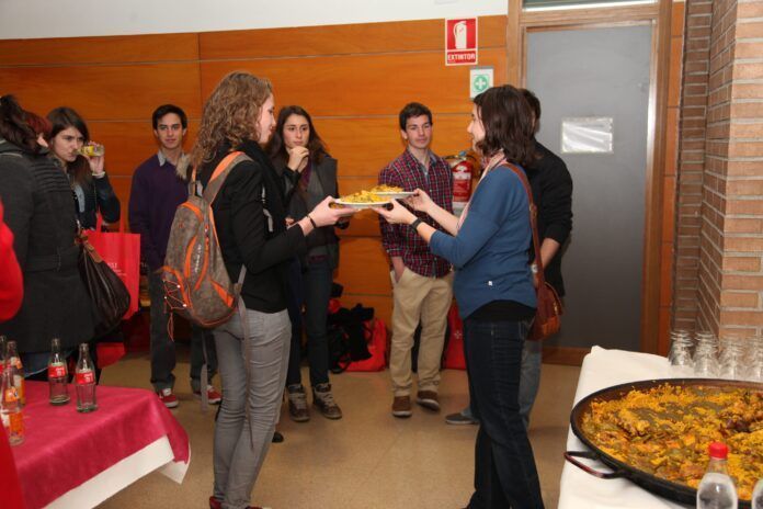 During the welcome day we invited erasmus students to taste paella!