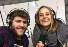 El alumno Carlos Sampedro participa como representante de Radio CEU en un programa de radio desde el Parlamento Europeo