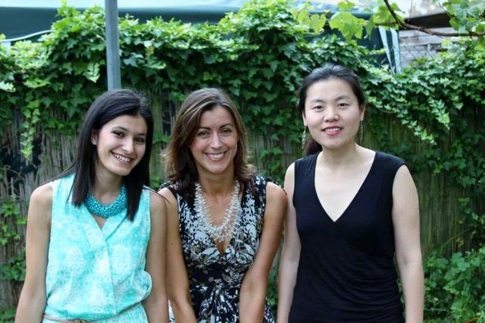 Patricia, a la izquierda, con dos compañeras del Despacho Artz-López