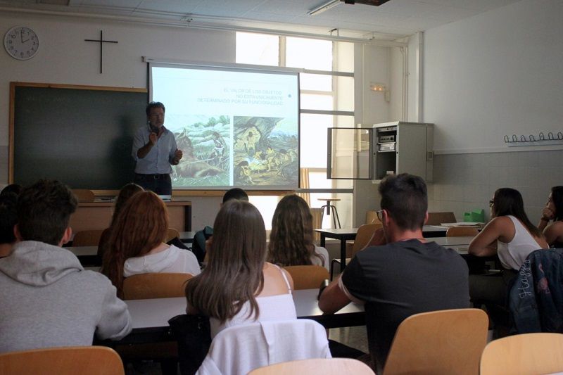 Professor Manuel Bañó gives a lecture to new students of Industrial Design at CEU UCH.