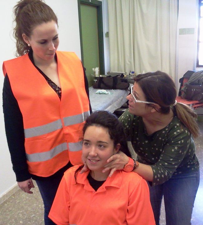 Inmovilización manual del cuello: María, Carmen y Alicia