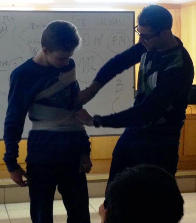 Ismael Fajardo. Instructor en SVB y Bombero instruye a un Scout