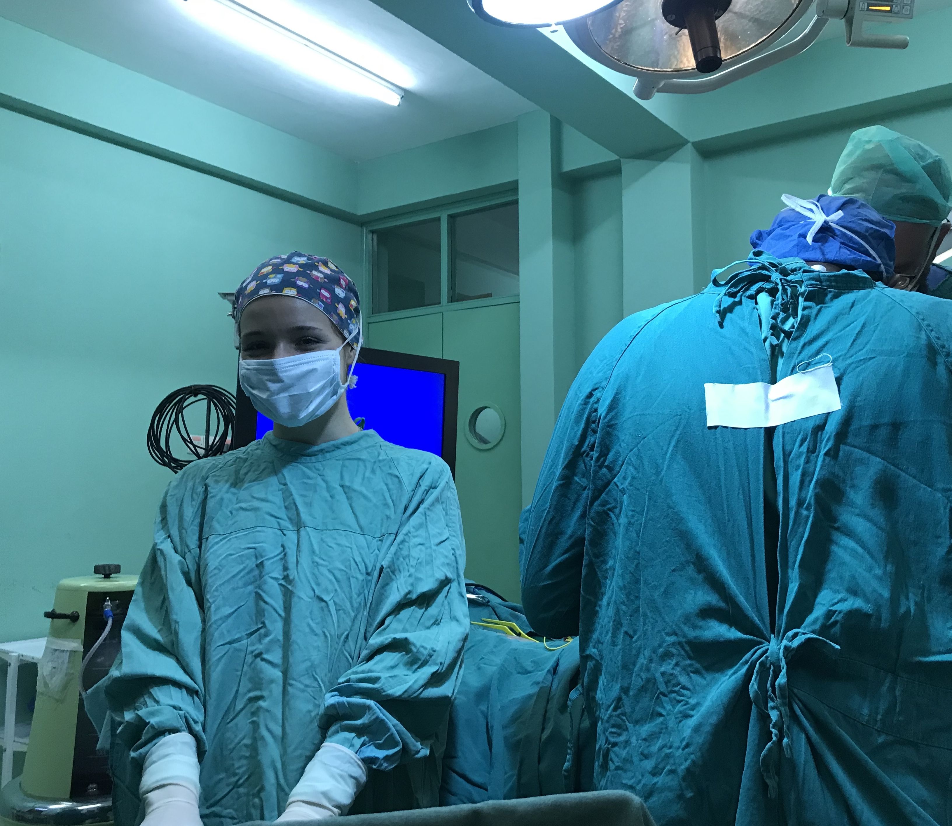 Sofía Pilato learning to perform spinal surgery