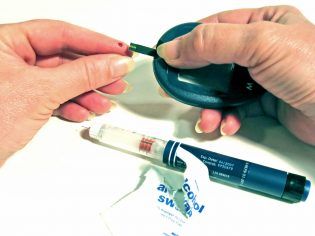 Cuando no se puede controlar la diabetes con medidas no farmacológicas, es imprescindible recurrir a la insulina.