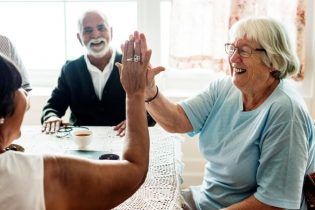 Importancia de las relaciones sociales y entrenamiento cognitivo en ancianos