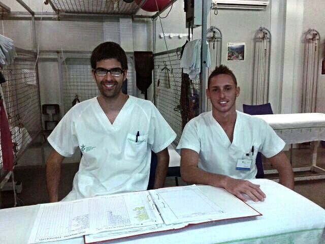 El profesor de practicas de la UCH- CEU en el Hospital General de Valencia, Pedro Abarca, con su alumno, Tristan Vega