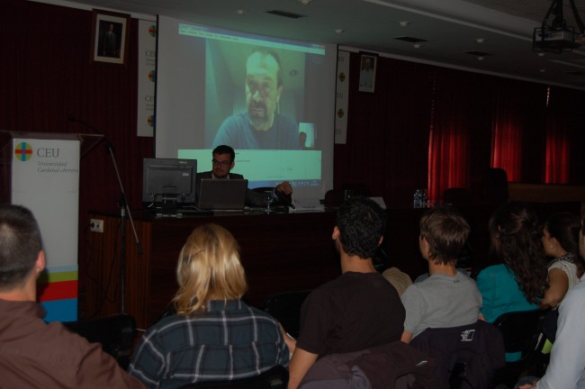 El profesor Jose Polo durante su breve videoconferencia