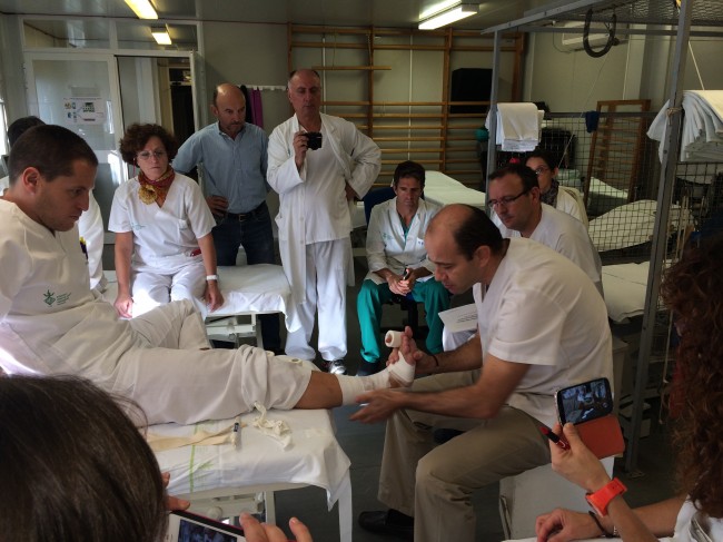 Un momento práctico durante el taller de taping impartido por el Dr. Montañez en el Hospital General de Valencia