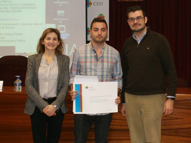 El profesor de Fisioterapia Fran Ferrer. acompañado por los profesores Amer y Segura, recibiendo un premio de la CEU-UCH, en una imagen de archivo