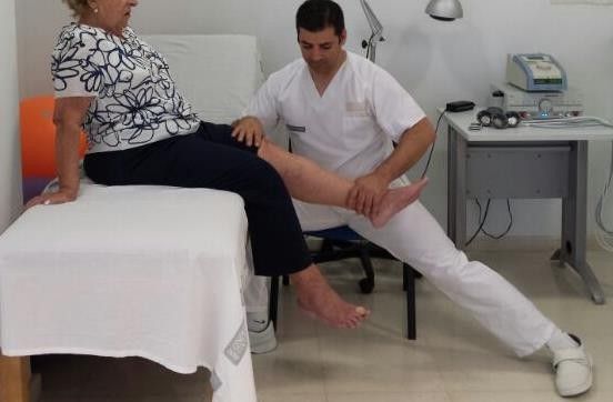Santiago Simón realizando una práctica de fisioterapia
