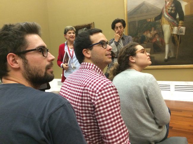 Nuestros alumnos de Fisioterapia embelesados con los "Goya" del San Pío V