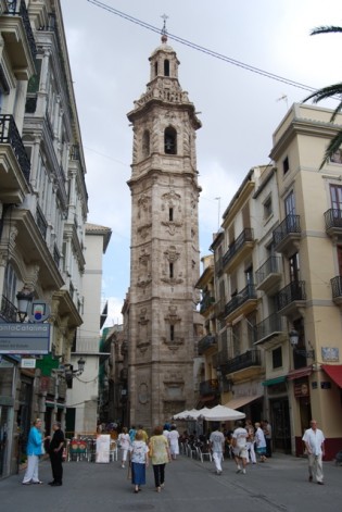 Torre de la Iglesia de Santa Catalina, junto a la famosa horchatería homónima