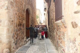 Ensayando con las andas por las calles de Cáceres.