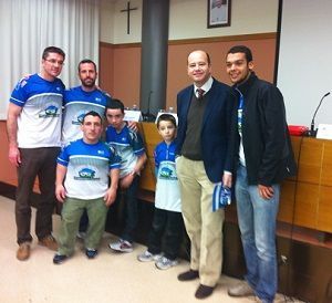 Raúl y otros jóvenes paratriatletas con nuestros compañeros Javier Gramage, Juan Cuervo, Javier Montañez y Pablo Godoy