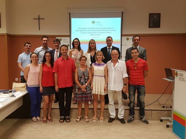 Mireia Martí junto con familiares, amigos y profesores en su gran día académico