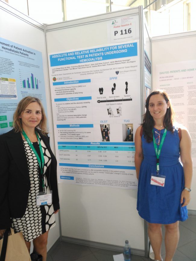 Las profesoras Eva Segura y Lucía Ortega presentando un nuevo trabajo de fisioterapia en nefrología