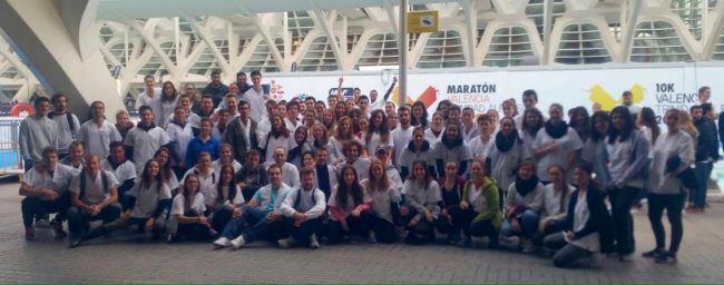 El numeroso grupo de nuestros voluntarios en la Maratón de Valencia