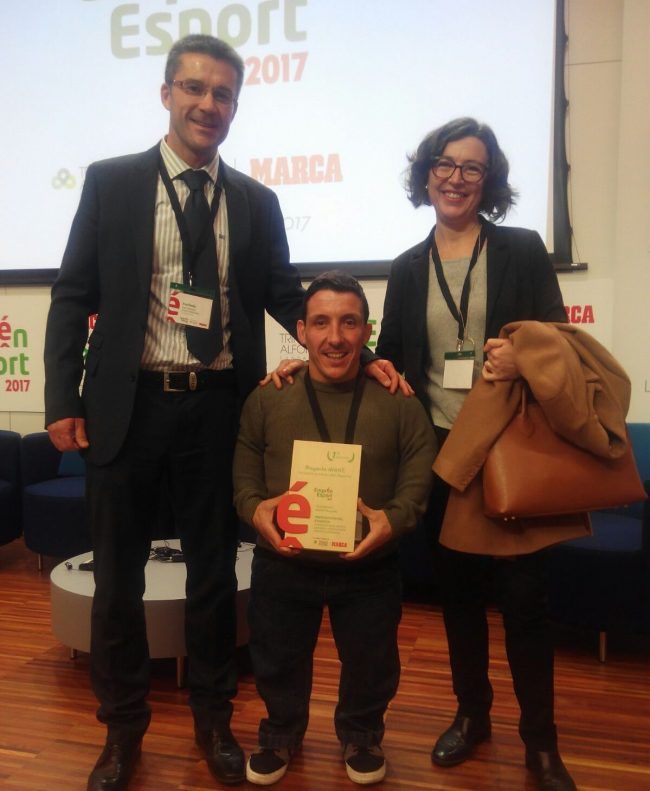 Javier Martínez Gramage recoge el premio junto al deportista Raúl Micó y la Decana Alicia López