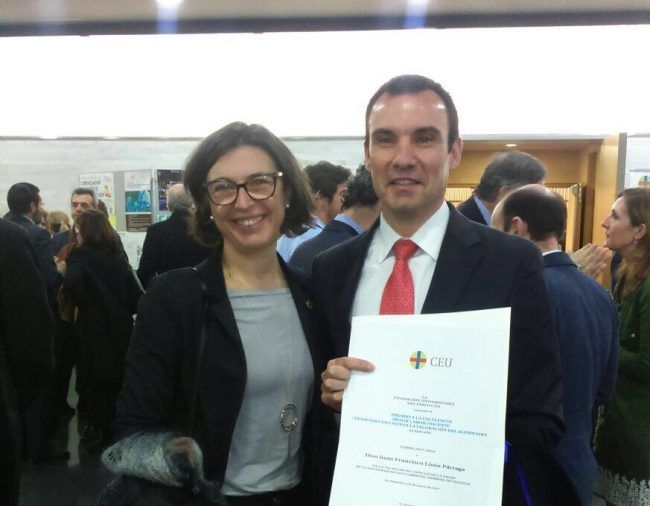 Juanfran Lisón exhibe su merecido premio, acompañado por nuestra Decana, Alicia López