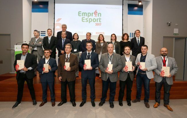 Los ganadores de los Premios Emprén Esport junto a los padrinos y los representantes de MARCA y la Fundación Trinidad Alfonso.
