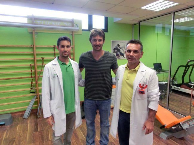 El Dr. Buil y un compañero del IVRE con el tenista valenciano Juan Carlos Ferrero