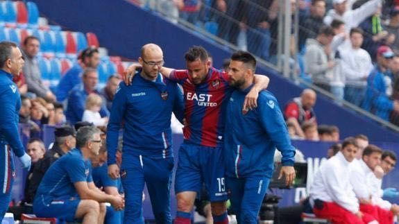 Eloy y sus compañeros del equipo médico del Levante atienden a un jugador lesionado