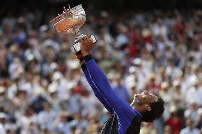 Rafa Nadal alza al cielo su décima copa de Roland Garros