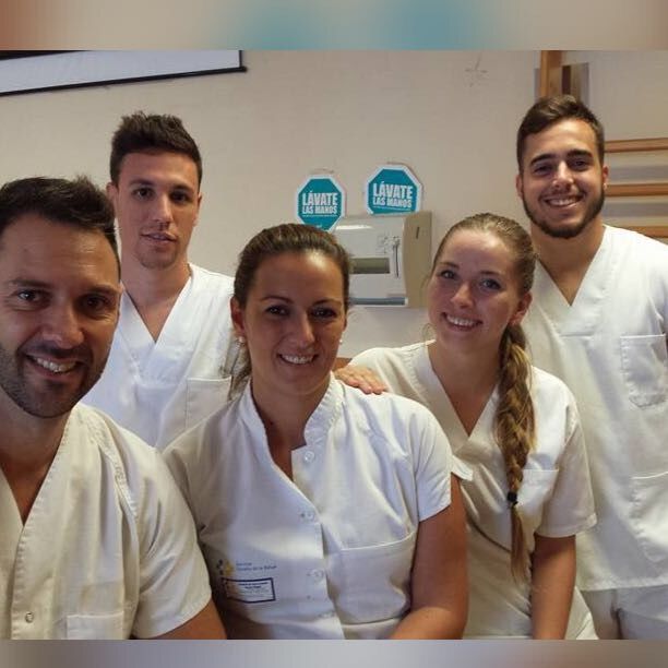 Carlos Gallego con varios compañeros durante sus prácticas en el Hospital Dr. Negrín de Canarias