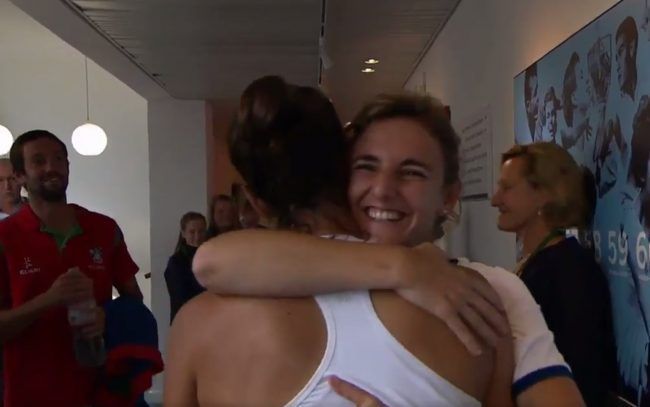 Garbiñe Muguruza abraza a su fisioterapeuta Alicia Cebrián tras ganar la final de Wimbledon