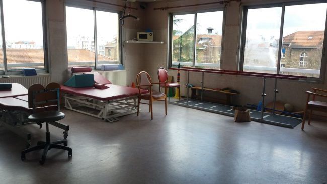 Sala de fisioterapia en el servicio de geriatría del Hôpital Paul-Brousse