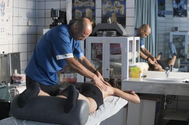 El fisioterapeuta Diego Chapinal preparando articularmente la espalda de Carolina Marín. Fuente: marca.com