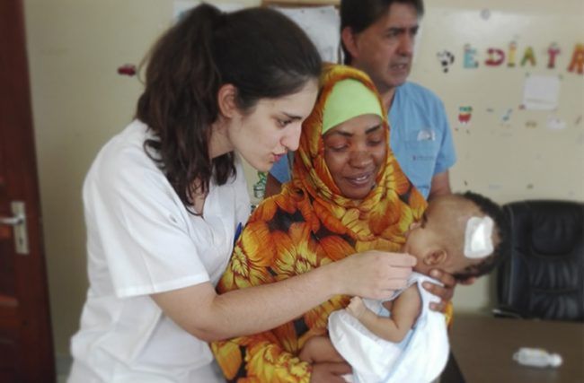 La fisioterapeuta Mª Esperanza Pérez cuidó a madres y bebés durante su voluntariado en Tanzania (Foto: ICOFCV 2017)