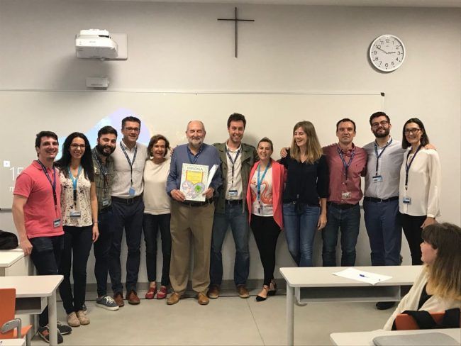 Pedro Rosado rodeado de los profesores del Departamento de Fisioterapia UCH que asistieron a su última clase magistral.