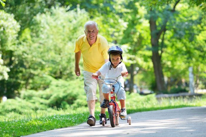 Es precioso ver a los abuelos haciendo ejercicio con los nietos. Fuente: etapainfantil.com