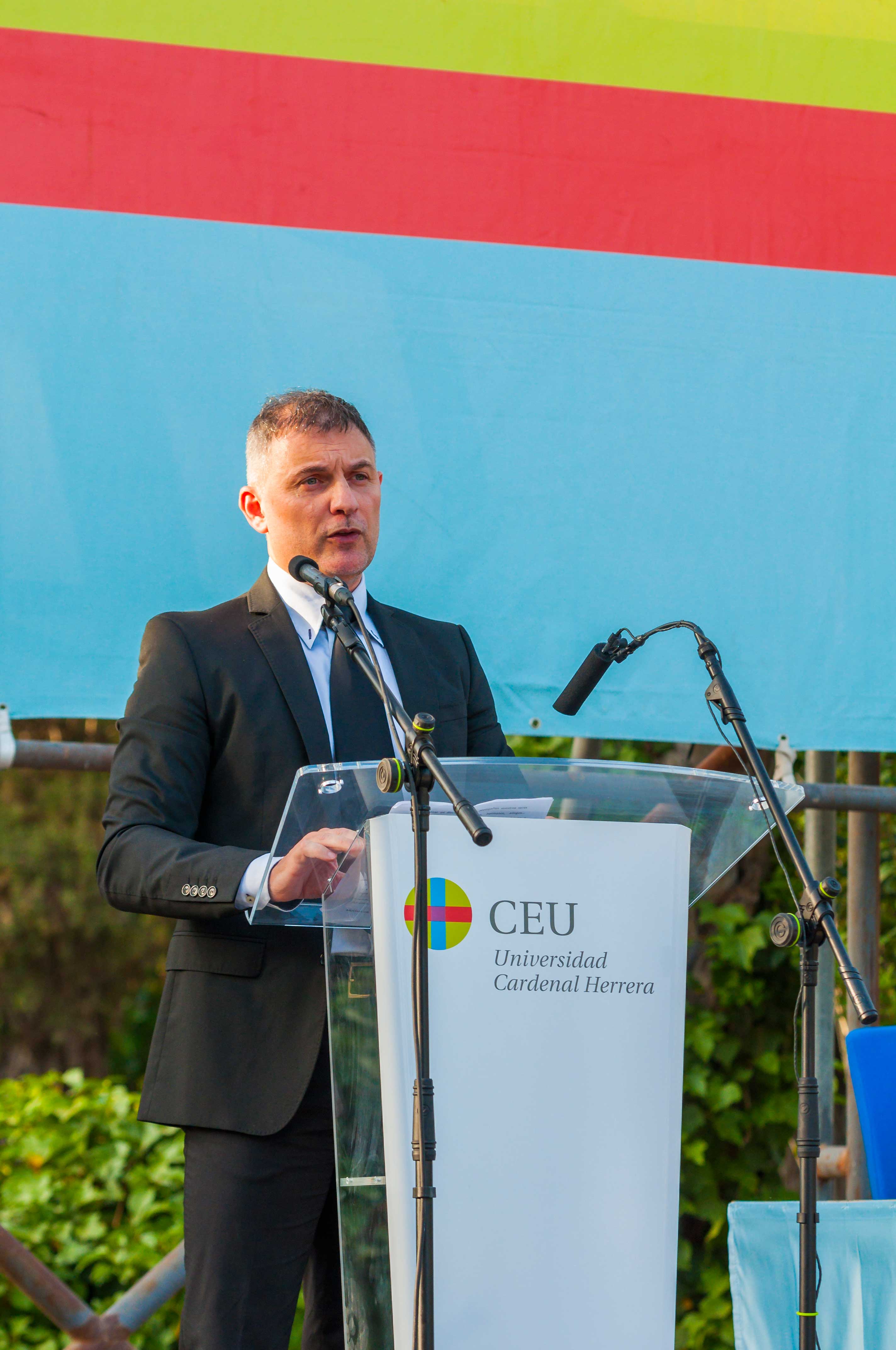 José Casaña, decano del ICOFCV, durante su discurso en la ceremonia de graduación de Fisioterapia del CEU de Elche 2018