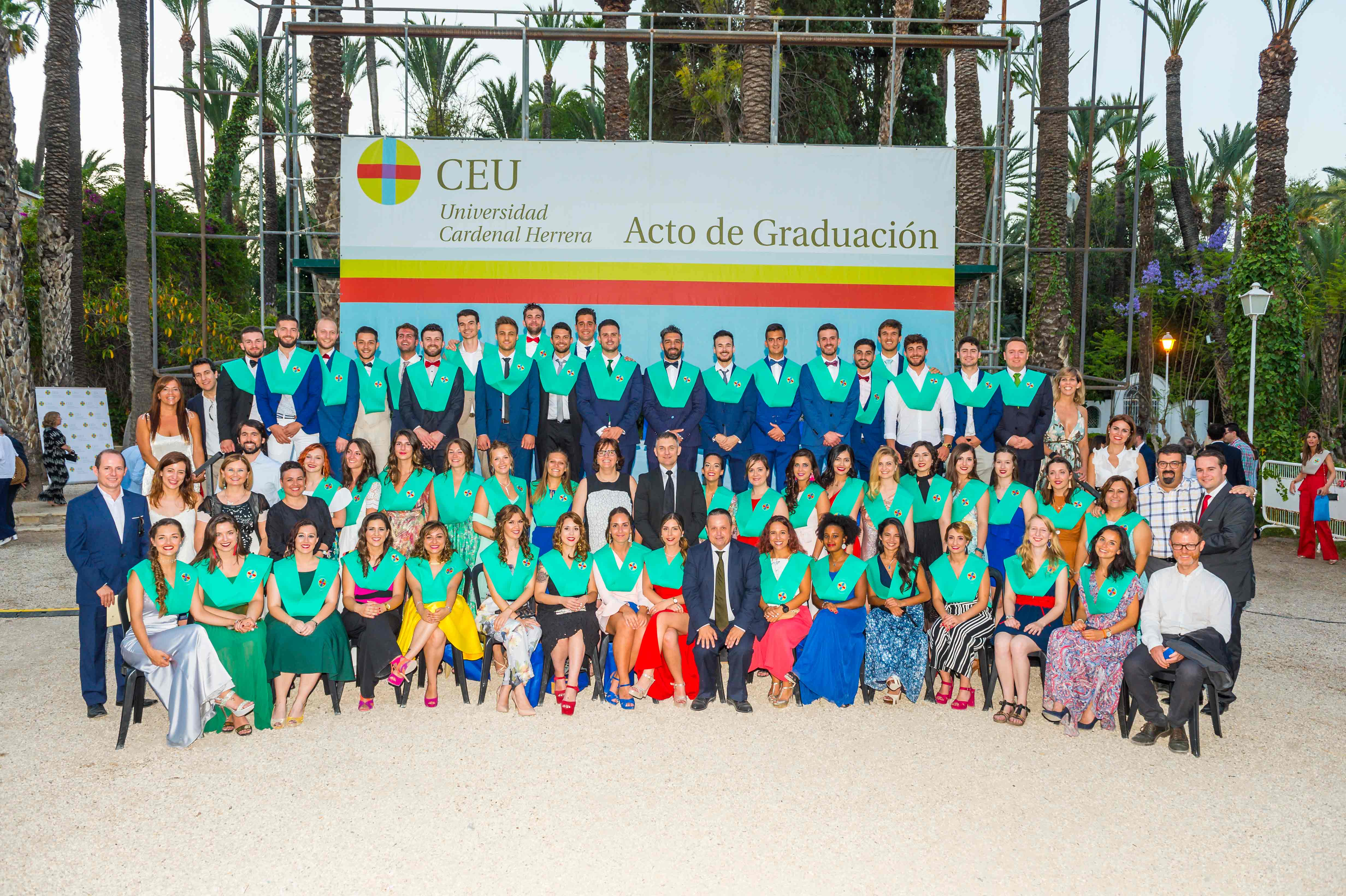 Los nuevos fisios con profesores y autoridades en la ceremonia de graduación CEU de Elche 2018