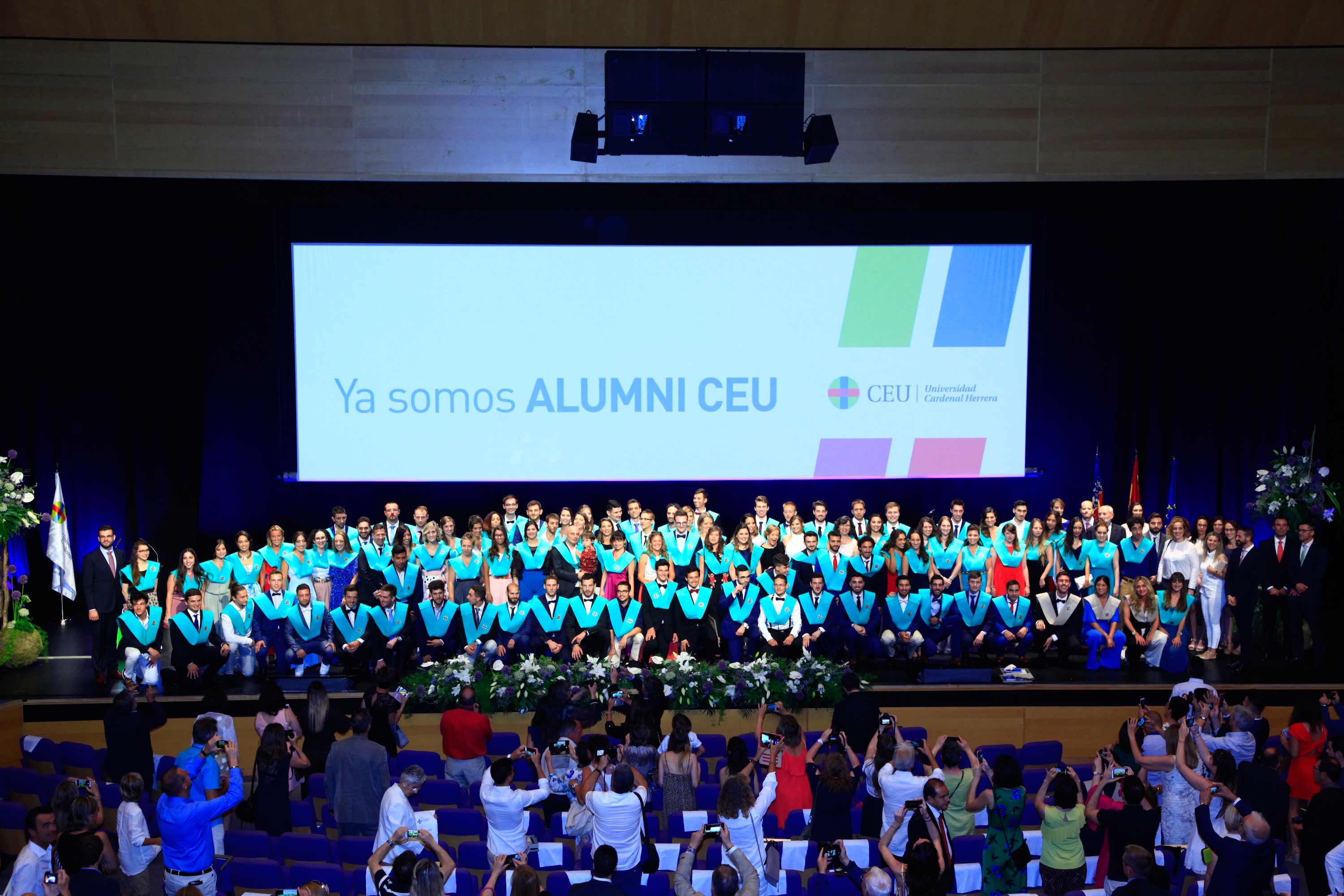 Los nuevos fisios en la ceremonia de graduación CEU de Valencia 2018