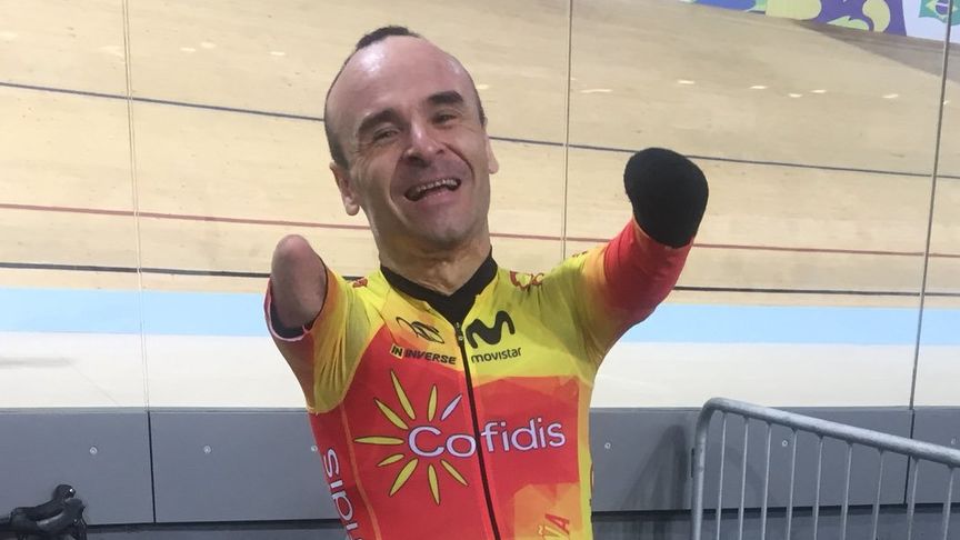 Les faltan manos a deportistas como Ricardo Ten, pero les sobran méritos, como ganar el Mundial de ciclismo en 2018. Foto Fgarciacasas