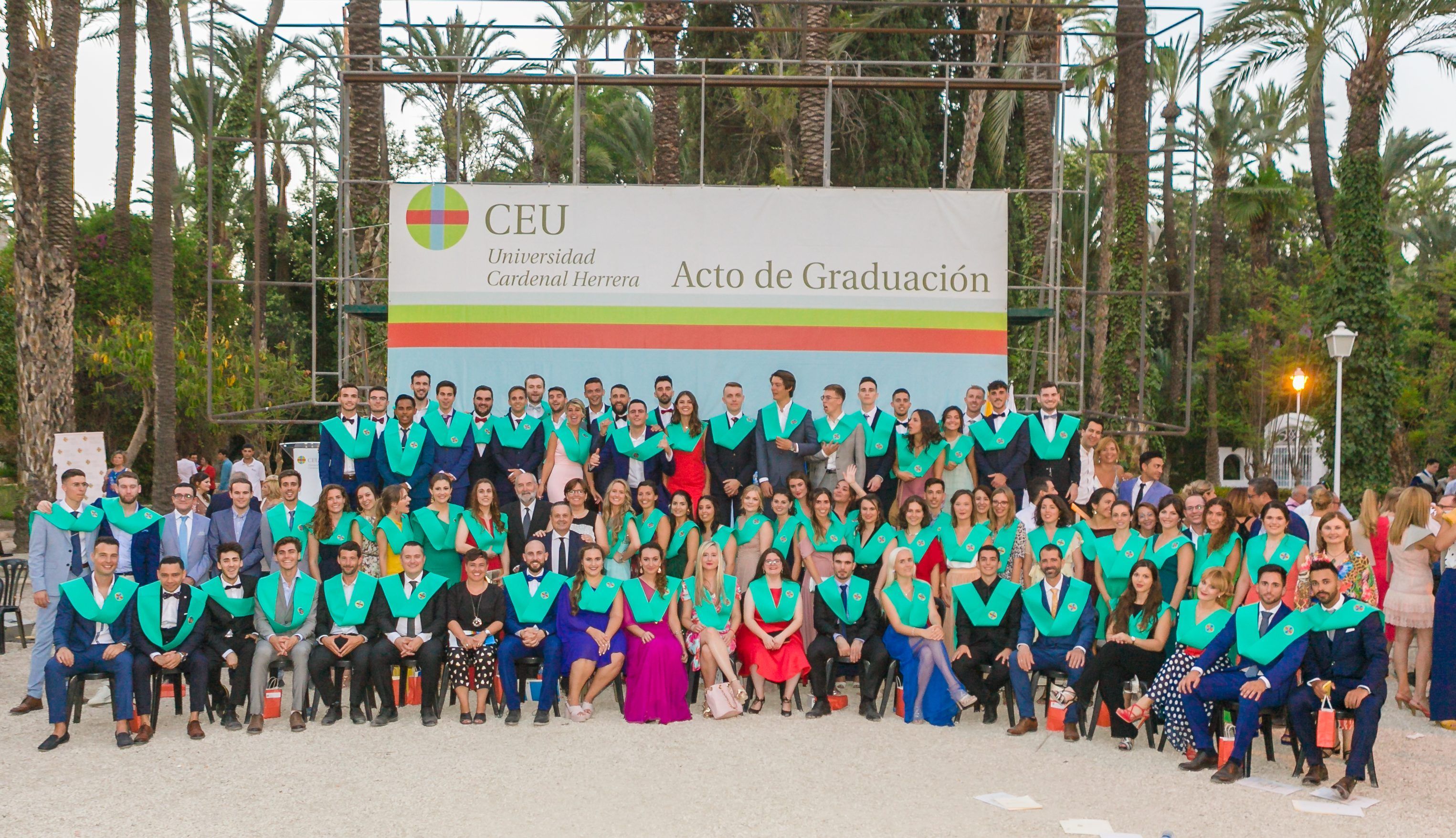Nuevas graduaciones de Fisioterapia. La XI-promoción de-graduados en Fisioterapia de la CEU UCH en Elche posa junto a su padrino, en el centro, Pedro Rosado.