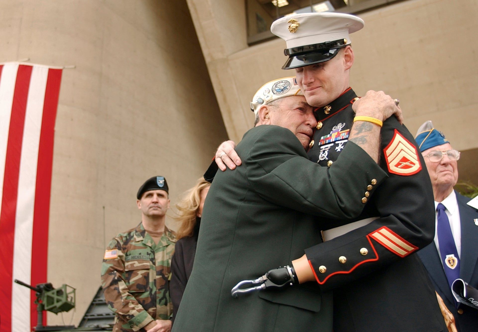 80 Aniversario de la Segunda Guerra Mundial. El veterano de Pearl Harbour James Houston abraza al sargento Mark Graunke, mutilado de guerra. FUENTE The Guardian