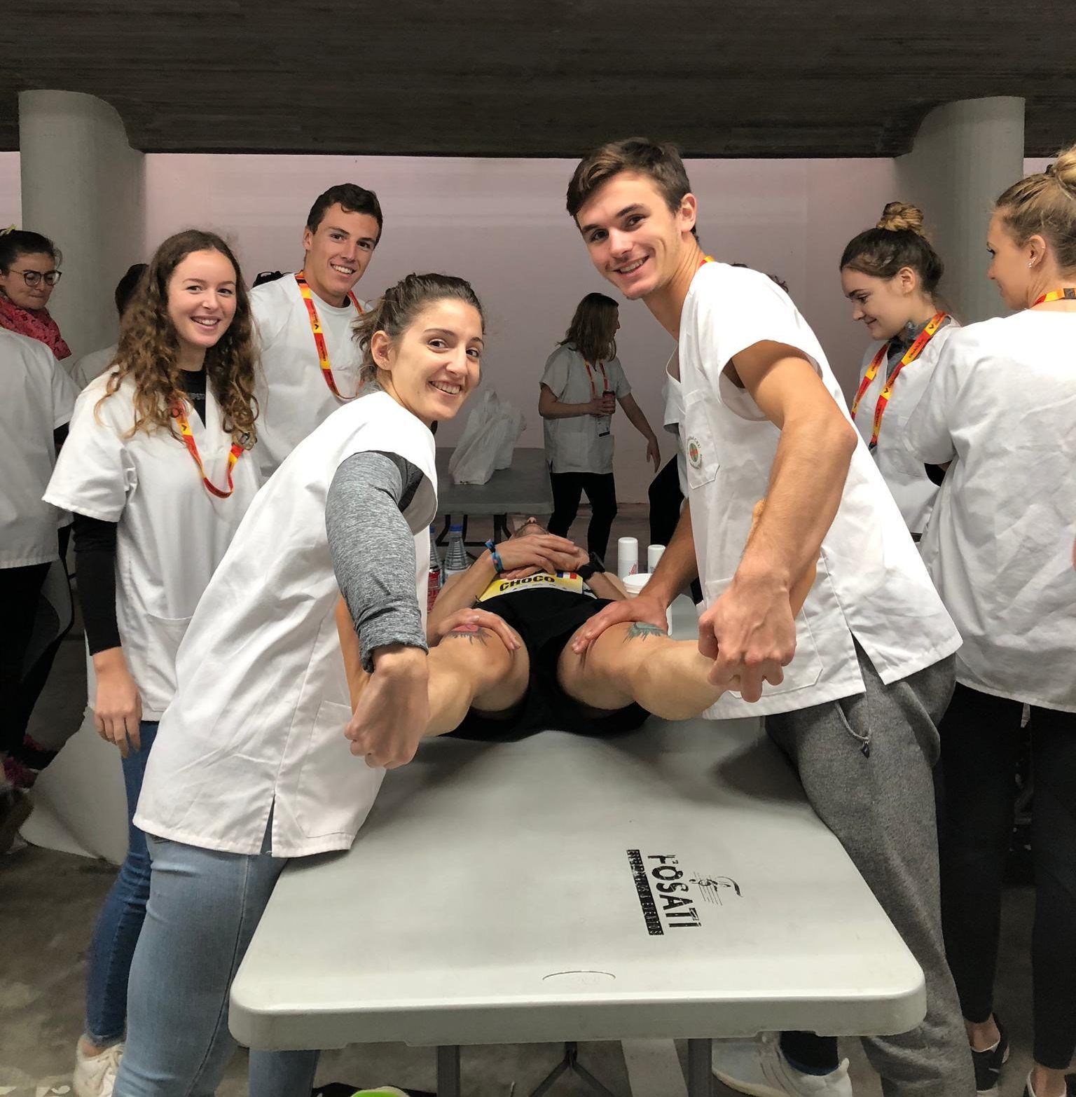 Estudiantes de Fisioterapia CEU-UCH atendieron a varios corredores de la Maratón de Valencia 2019
