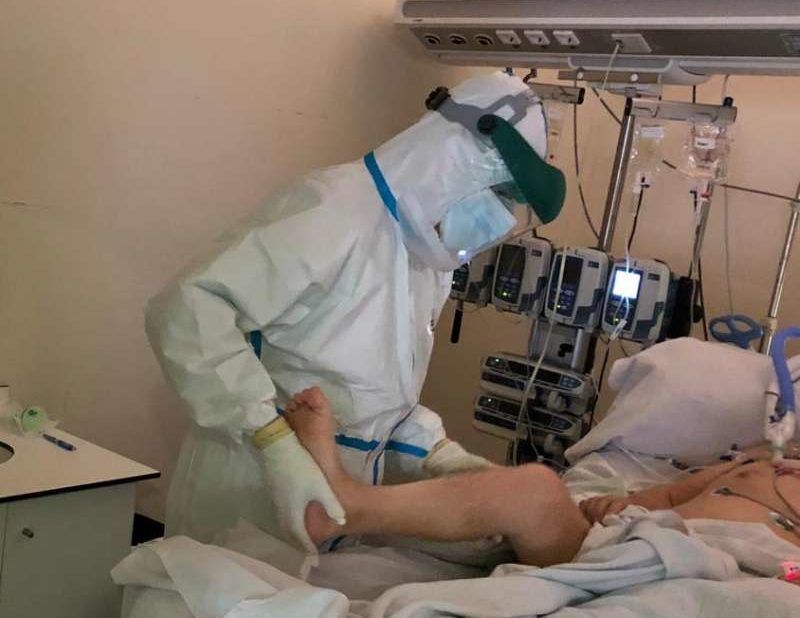 Fisios al pie del cañón. En la imagen, el fisioterapeuta Mariano Martín-Macho tratando a un paciente en cuidados intensivos. FUENTE ICOFCV
