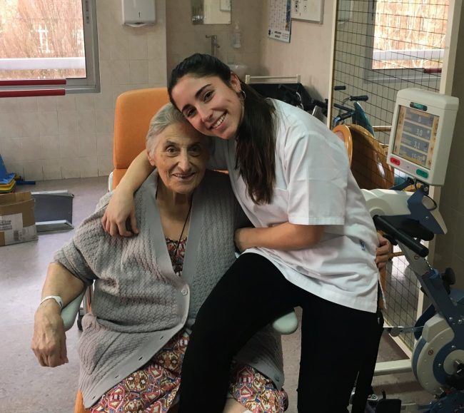 Photo with a geriatric patient in the physiotherapy gym
