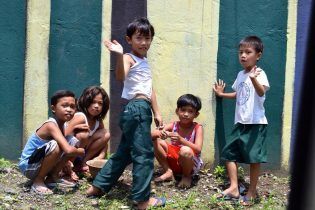 Niños en Quezon City. MedipinasCEU