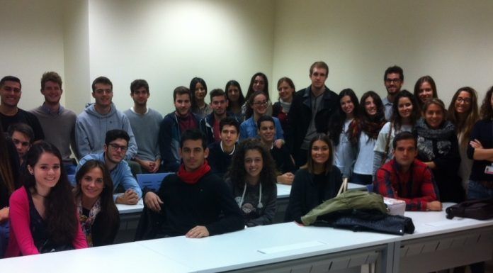 Los alumnos de 3º de Medicine visitan los laboratorios de Microbiología del Hospital La Fe