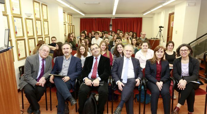 Los estudiantes de Primero en la FVEA con el Dr. Casanueva